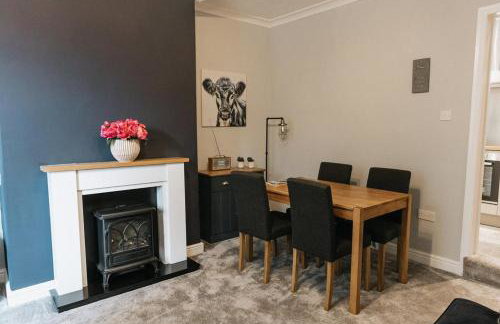 LITTLE RED HOLIDAY HOME - 2 Bed House with Free Parking within West Yorkshire, local access to the Peak District - Foto 15