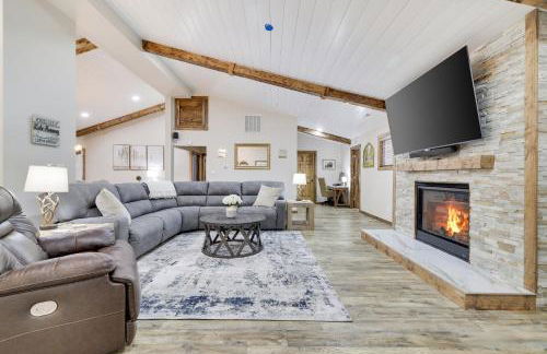 Whiskey Pines Retreat! Single Level Home, Outdoor Firepit, AC, BBQ! Sleeps 9 in Lake Harmony! - Foto 9