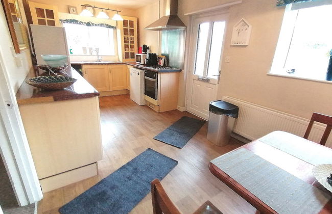 Lovely 2-bed Cottage in Pencarreg - Photo 6