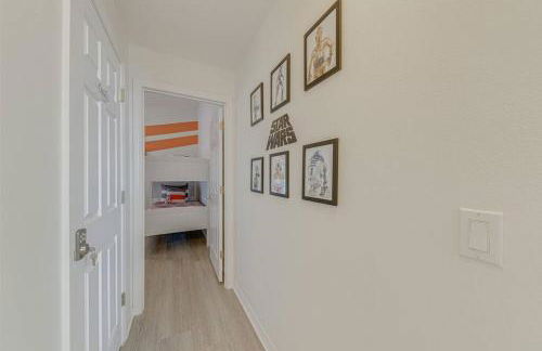 580 - Stunning Renovated Home with Large East Facing Pool Deck Overlooking Preservation Area and Games Room - Foto 9