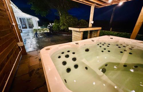 Alton Villa, Sleeps 12, Great for Families, Undercover Hotub & Games Room - Foto 12