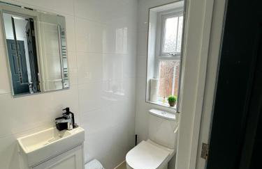 Central Bedford FREE Parking & Private Garden& Conservatory Perfect for large group of people - Foto 22