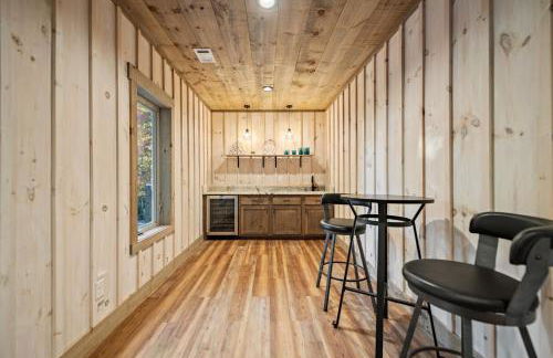 Honeysuckle Chalet - Luxe Mountain Chalet - Hot Tub, Wi-Fi, Pool Table, Party Deck, Fire Pit - 15 mins to Blue Ridge! - Foto 52