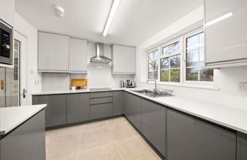 4 Bed House in Maidenhead, by ARP Homes, Driveway & Big Private Patio, Perfect Location for Business and Family Stays - Foto 27