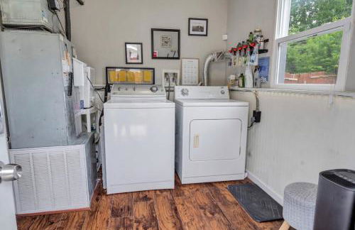 Cheerful 2-Bedroom with convenient Expressway access - Photo 10