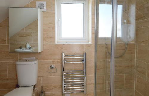 Coastal retreat with stunning sea views - Photo 12