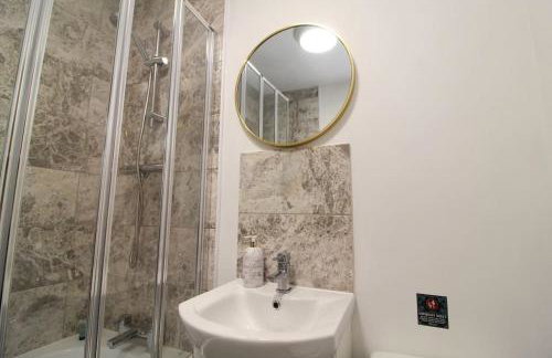 Cosy Modern 3 Bedroom House in Bradford City - Foto 16