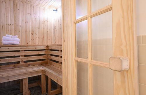 Spacious Waterfront Mansion wHot tubPoolTable - Foto 36