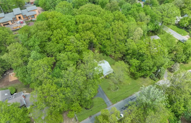 Fall Getaway With Hot Tub Fire Pit and Games - Photo 55