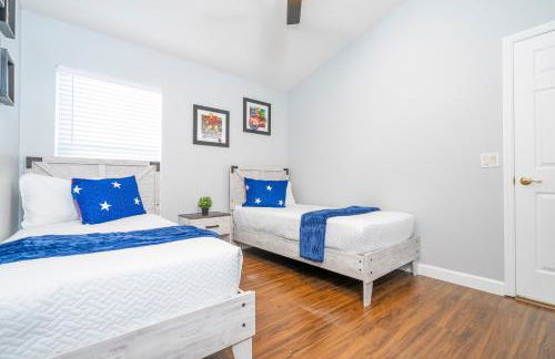 Magical 5-Bedroom Retreat w/ Pool, 3 Ensuite Bedrooms, Near Disney, and Internet! - Foto 15