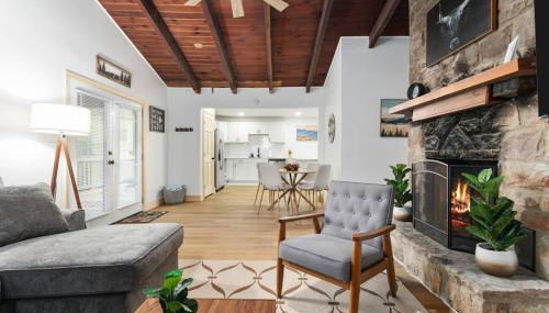 Hidden Hollow 3BD Cabin - Hot Tub, Wifi, Game Room, Fire Pit - Photo 3