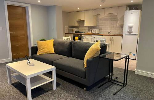 Stylish 1 Bedroom, 2 bed Basement Flat With Free Parking - Photo 11