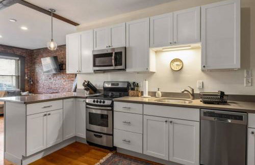 Newburyport Flat Downtown Living King Bed - Foto 7