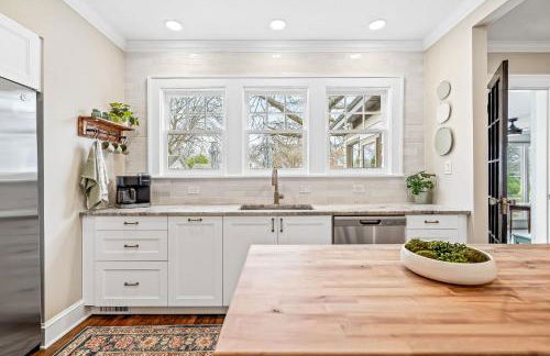 Luxurious Retreat in Historic Downtown Burlington Downstairs Only - Foto 7