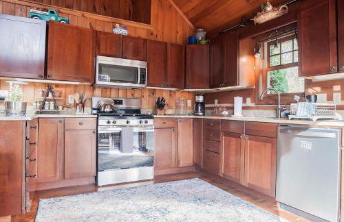 Luxurious Mountain Retreat with Hot Tub Jacuzzi Suite & Wood-Burning Fireplace - 10 Min to Boone - Foto 2