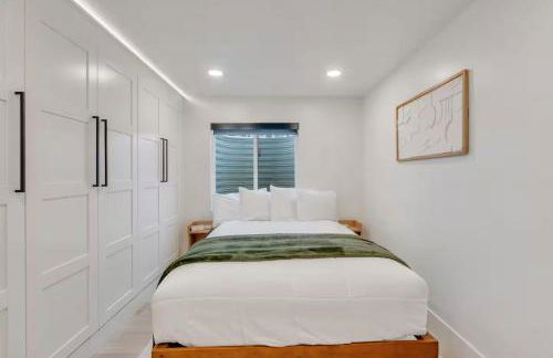 Modern LuxeDen with Private Hot Tub and Fenced Yard - Foto 7