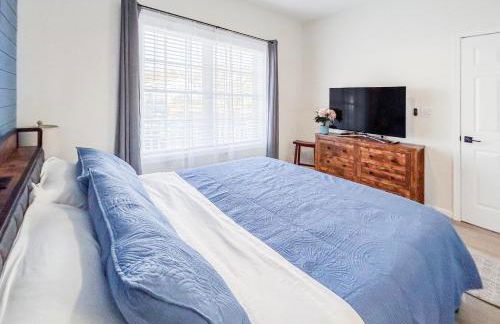 Modern and Comfy-2BR 2BA with pool access - ground floor, Near Outlets & Beaches - Foto 21