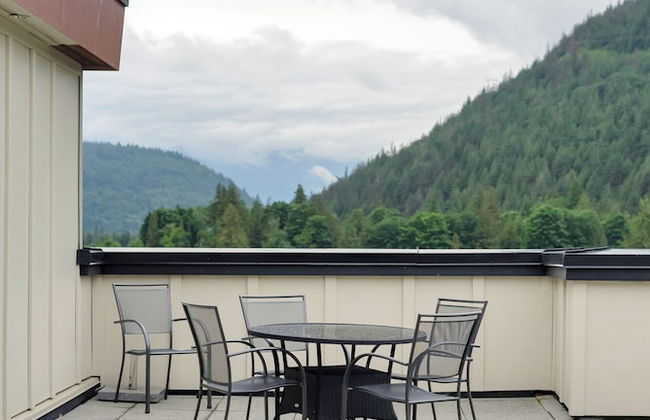 Harmony Haven 2BR Lakefront Suite - Photo 36