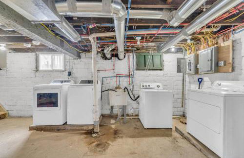 Stylish & Bright 3BR • Near Hospitals + Parking - Photo 4