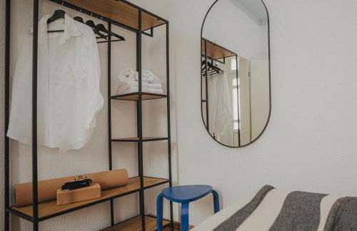 JOBOSTAYS - LINDEN Family Apartment Oldenburg - sehr geräumig 110m2 - Terrasse mit Gartenblick - voll ausgestattete Küche - 2 Bäder - Babybett - 10 Min zu Fuß zum Bahnhof - kostenloses WLAN - Parkplatz - kontaktfreier Check-In - Photo 20