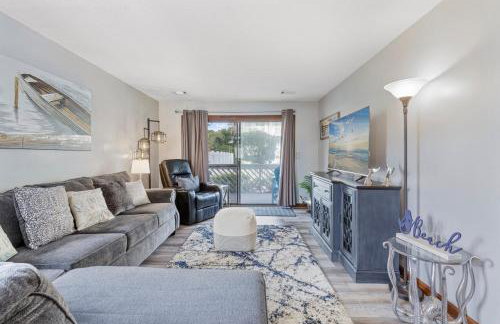 Spacious Modern Condo - 1st Floor - One Block to the Beach - Foto 16
