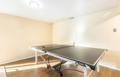 Spacious 3BR Basement Apt near Airport, Work, Ski - Photo 3