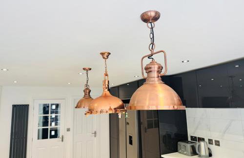 Luxury 5BR Stay With City Access - Photo 65