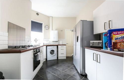 5 bedroom house, free parking, near football, sleeps 8 - Photo 7