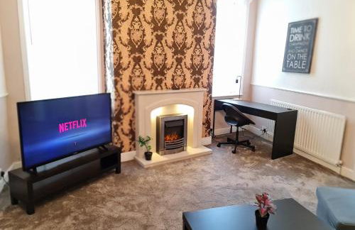 Large 3 Bed Flat, Free Parking-by Holiday Homes - Foto 28