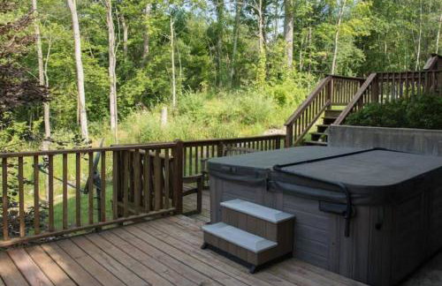 Secluded cabin on 10 acres - hot tub & game room! - Foto 32