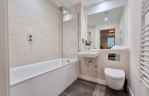 Stunning 4-bedroom Townhouse with Free Parking - Foto 13