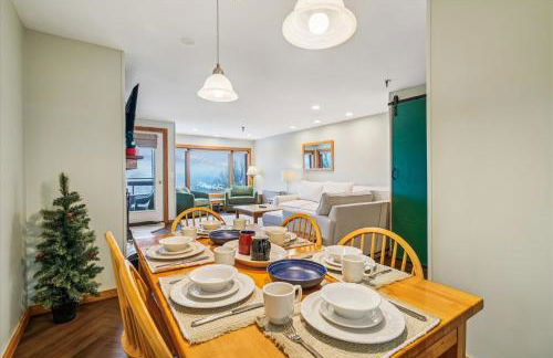 Highridge B14 Enjoy the view ski back trail shuttle service sports center - Photo 5