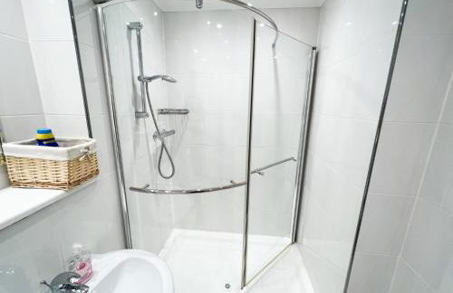 A Spacious Flat with Character - Private Car Space - Foto 26