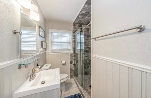 KING BED-Pet Friendly- Sleeps 7- Close to Everything-TCU-Magnolia-Cultural District-Hospitals-At&T Stadium - Foto 11