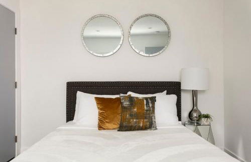 Enjoy Stylish 4BR Townhouse Sleeps 8 with Wi-Fi - Foto 12