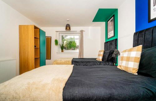 Sleek and Stylish 3 Bed in Greenock - Sleeps 8 - Photo 19