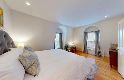 3-Bed 2-Bath Brookline Village Townhome w Deck - Foto 17