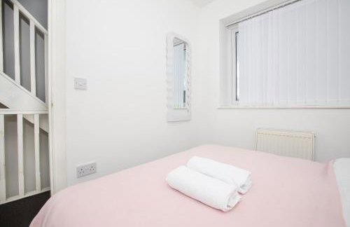 Spacious 4BR Home in Manchester with Parking & Wi-Fi - Foto 8