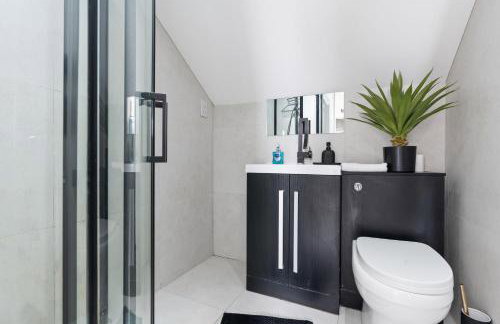 Stunning Penthouse-Style 2-Bed Uxbridge - Photo 13