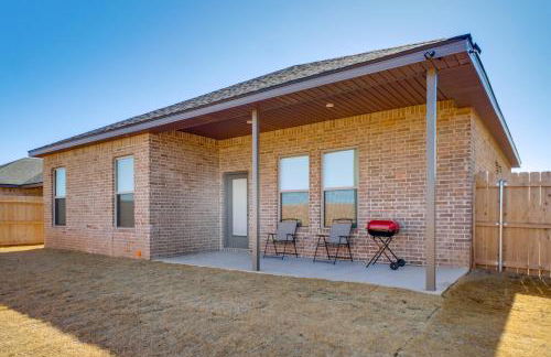 8 Mi to TTU! Pet-Friendly Home with Patio and Yard - Foto 2
