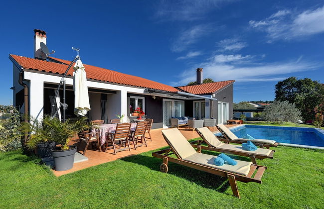 Villa with Swimming Pool, Volleyball Court & Hot Tub, near Rovinj - Foto 1