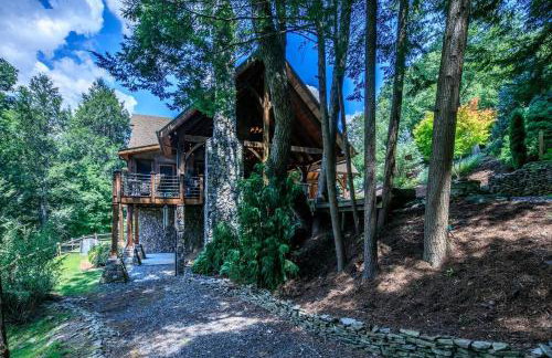 Luxury Riverfront Lodge - Sleeps 12, VIEWS, Fireplaces, Dogs OK - Photo 10