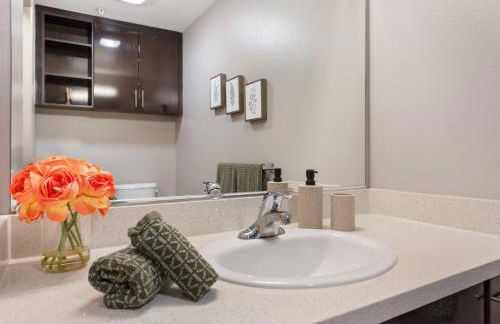 Modern 2BR/2BA in Irvine Pool & Gym - Foto 12