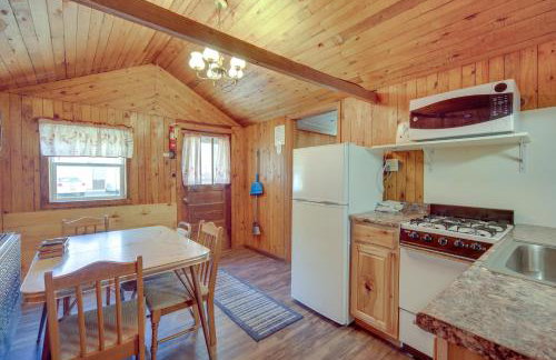 Rustic Cabin with Fire Pit, Steps to Sand Lake! - Foto 8