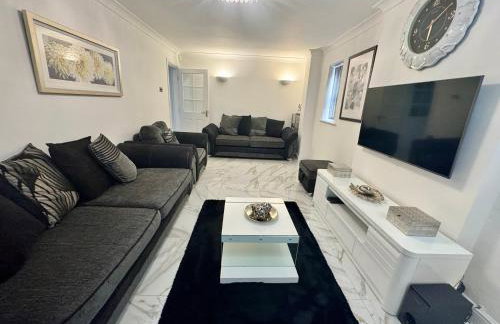 Luxury 5BR Stay With City Access - Photo 37