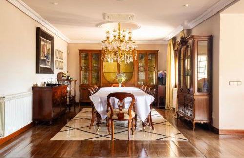 Mansión con Jacuzzi a 40 grados, gran piscina y Pádel - Photo 77