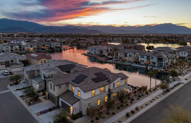 Lakefront w/ Private Pool, Great for Festival Season Lago Luxe by Avantstay - Foto 43