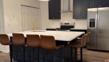 Downtown 3 BR, 2 BA newly renovated home close to Castle St - Photo 2