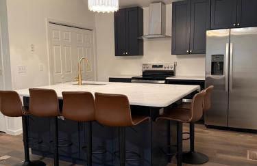 Downtown 3 BR, 2 BA newly renovated home close to Castle St - Photo 2