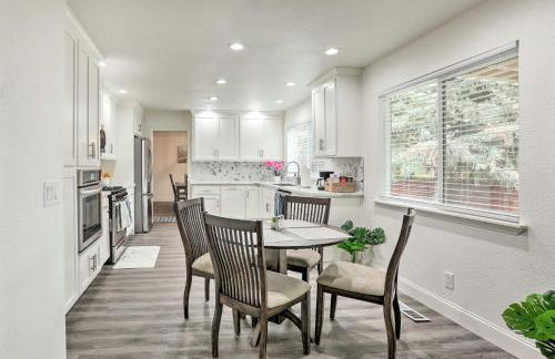 Relax Fireside and Play Pool! Home 4 Mi to Dtwn Reno - Foto 13